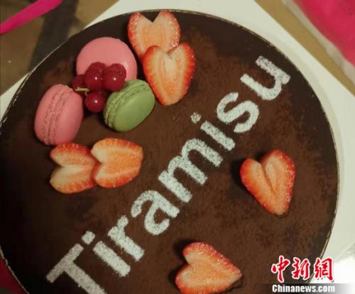 圖為(wèi)生(shēng)日(rì)蛋糕。謝(xiè)藝觀 攝 圖為(wèi)生(shēng)日(rì)蛋糕。謝(xiè)藝觀 攝